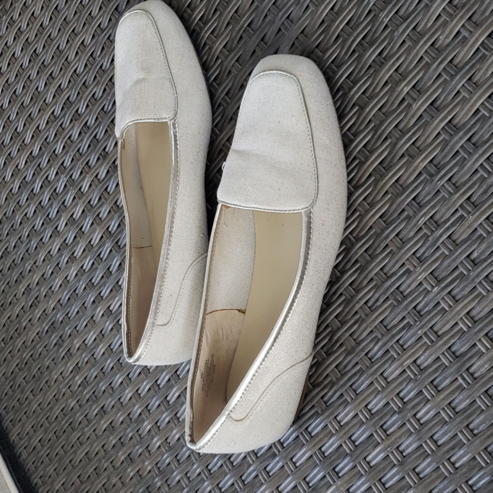 Bandolino Linen Flats with light gold trim.